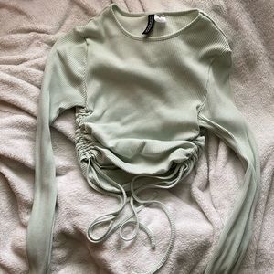 Long sleeved scrunched top.